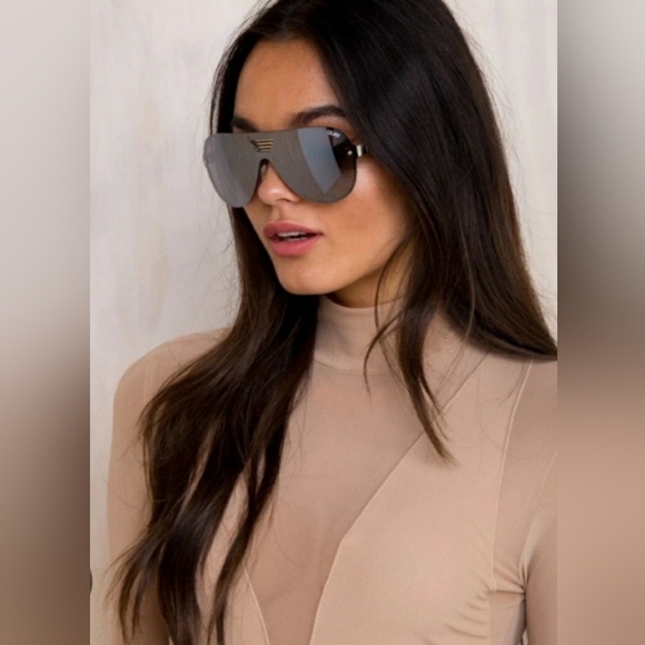 QUAY AUSTRALIA SHOWTIME SUNGLASSES SILVER - Picture 2 of 15